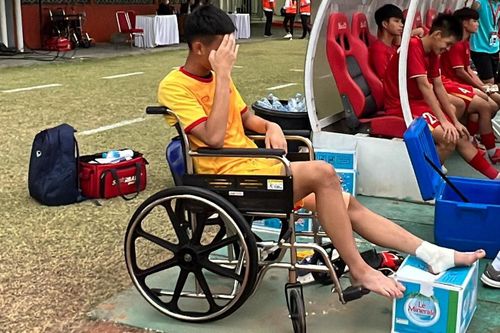 Thủ môn U16 Việt Nam ngồi xe lăn sau trận gặp Thái Lan