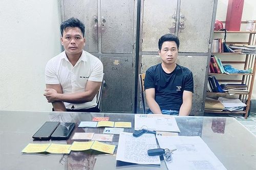 Mua giấy đăng ký xe giả trên mạng rồi nhận gửi bằng bưu phẩm