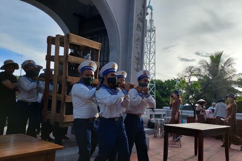 Treo chuông giữa Biển Đông