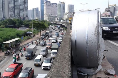 Đánh giá hư hại đường Vành đai 3 trên cao sau vụ 2 cuộn thép hàng chục tấn rơi khỏi xe container