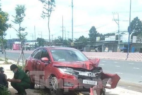 Sau khi tông đổ cây, tài xế ô tô 'ngồi thiền' trên vỉa hè