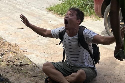 Sau khi tông xe loạn xạ, tài xế ngồi la hét trên vỉa hè ở Bình Dương