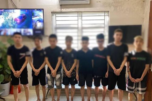 Nhóm thanh, thiếu niên vác 'dao phóng lợn' hỗn chiến trên đường Hà Nội