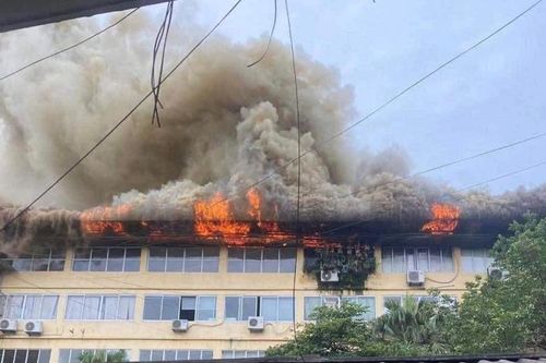 Lửa cháy ngùn ngụt trên tầng 5 của một công ty ở đường Trường Chinh - Hà Nội