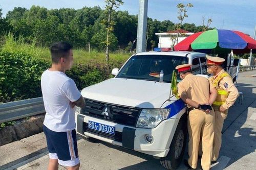 Phát hiện tài xế sử dụng 'thuốc lắc' và không có giấy phép lái xe
