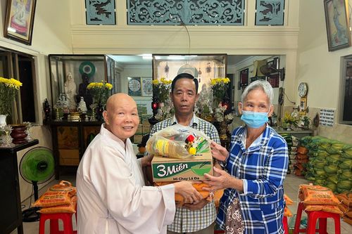 Chùa Pháp Thành tặng 100 phần quà trong mùa Vu lan
