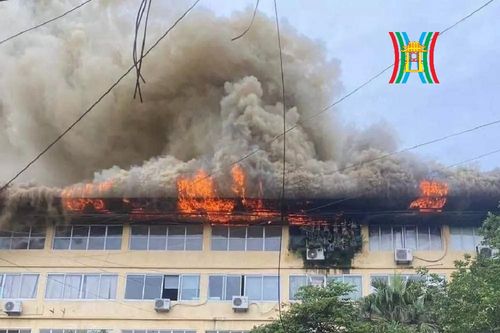 Hà Nội: Cháy ngùn ngụt trên tầng 5 của tòa nhà cho thuê
