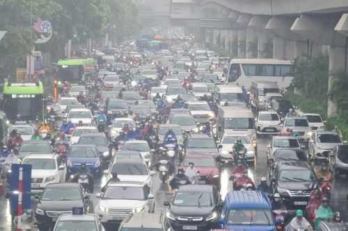Mưa lớn xối xả do bão số 2, các tuyến phố Hà Nội rơi vào cảnh tắc cứng