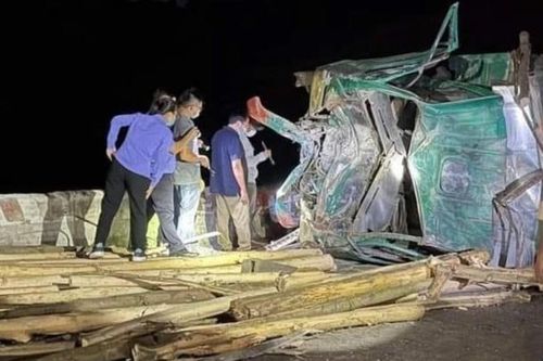 Ôtô tải chở cây keo tông xe máy, 4 người chết