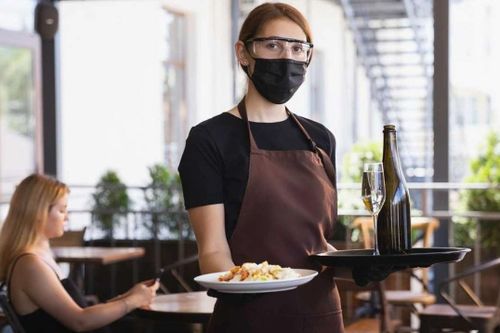Du học sinh Việt tại Hà Lan phụ bếp, giao hàng, kiếm hàng trăm euro