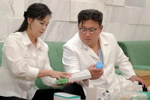 Em gái tiết lộ ông Kim Jong Un 'từng bị sốt cao'