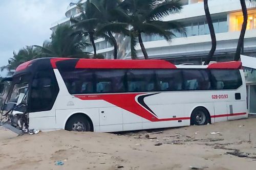 Ôtô 46 chỗ tông vỡ rào chắn bằng kính cường lực, lao xuống bãi biển