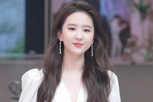 Lưu Diệc Phi xuất hiện sau vụ bị tẩy chay
