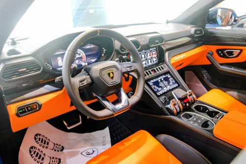 Lamborghini Urus với nội thất màu cam tại Hà Nội