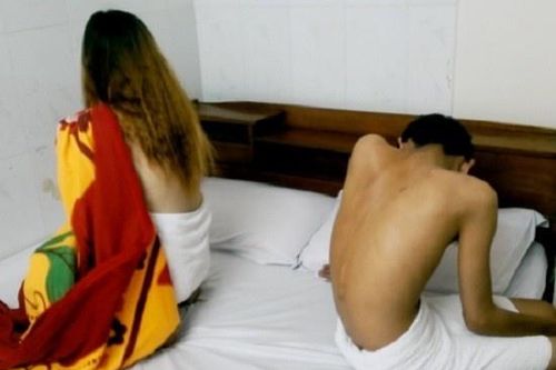 Bắt quả tang 4 đôi mua bán dâm trong quán massage