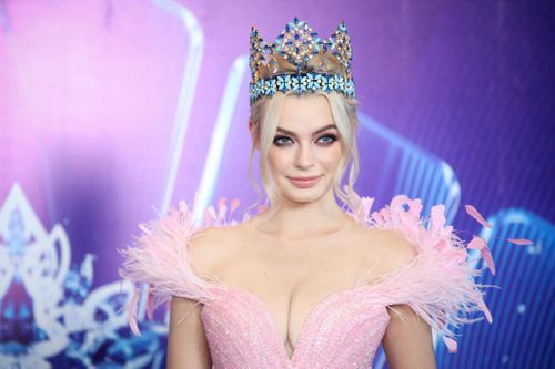 Hoa hậu Thế giới gợi cảm bên dàn người đẹp Việt