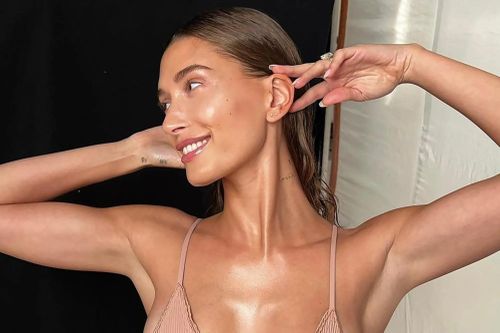 Cách Hailey Bieber có làn da căng bóng
