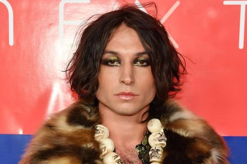 Bốn mẹ con sống chung với Ezra Miller bị mất tích