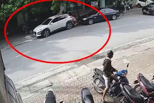 Tài xế lùi ôtô tông 3 người đi xe máy