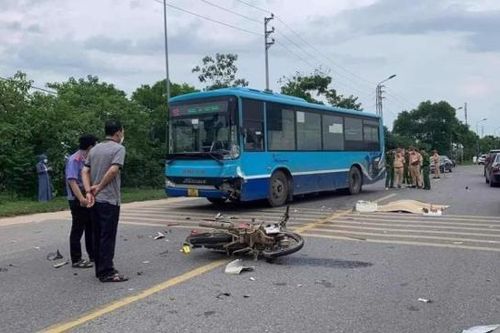 Hai thanh niên tử vong sau va chạm với xe buýt trên Quốc lộ 32