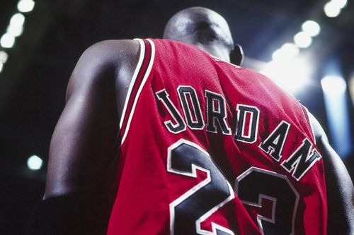 Mỹ: Bán đấu giá trực tuyến áo thi đấu của huyền thoại bóng rổ Michael Jordan