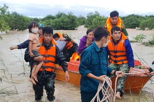 Vượt lũ cứu dân trên biên giới Đắk Lắk