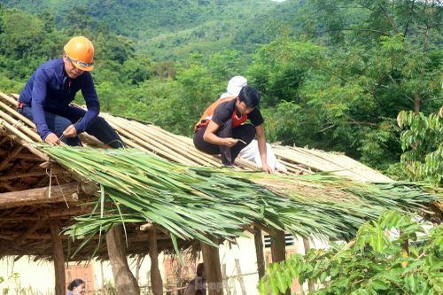 Ấm lòng cảnh giáo viên, phụ huynh dựng phòng đọc sách cho học sinh vùng cao