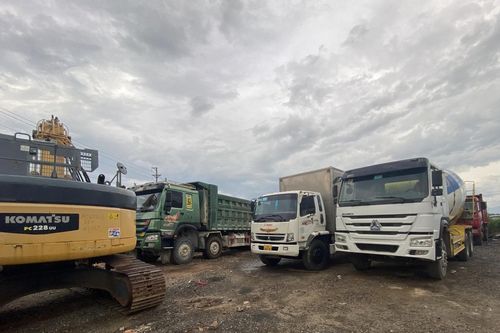 Bắt hai đối tượng buôn lậu ô tô từ Lào về Việt Nam