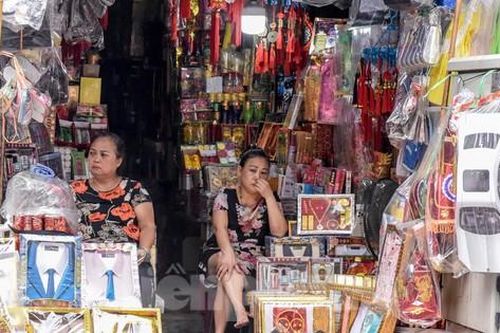 Bày la liệt 'hàng hiệu', phố vàng mã vẫn ế ẩm cận ngày Rằm tháng 7