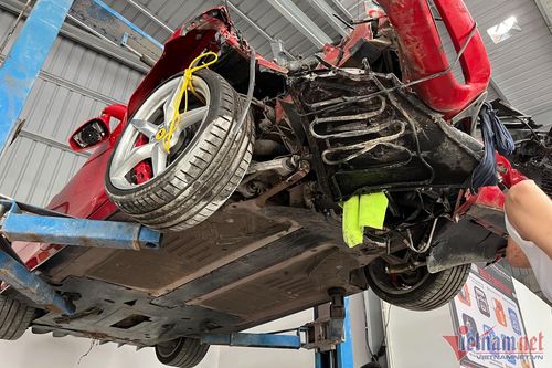 Chủ siêu xe Ferrari bị tai nạn yêu cầu bồi thường bằng xe mới