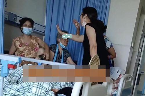 Mẹ ốm nằm viện, ba con gái cãi nhau vì không ai muốn ở lại chăm