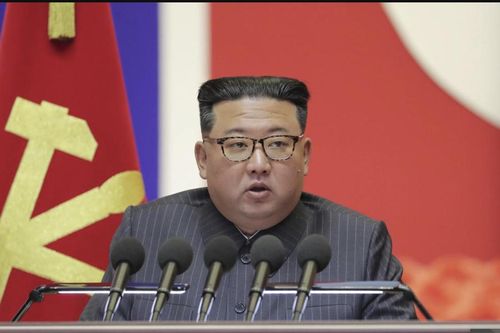 Em gái ông Kim Jong Un tiết lộ anh trai 'sốt cao'