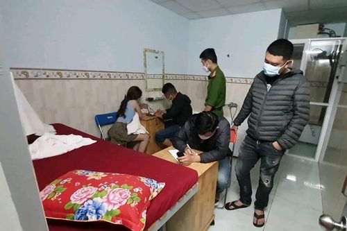 Quản lý nhà nghỉ gọi nhiều cô gái đến phục khách tới bến