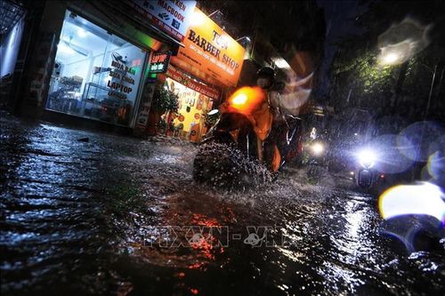 Mưa lớn vào cuối giờ chiều gây ngập úng một số tuyến phố Hà Nội