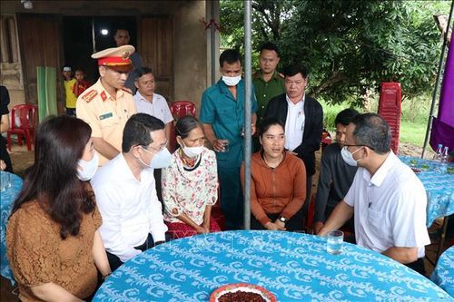 Thăm hỏi, động viên gia đình các nạn nhân vụ tai nạn giao thông ở A Lưới