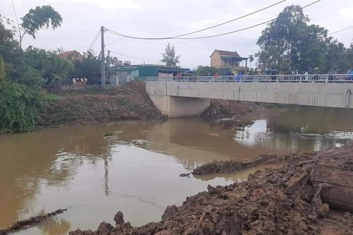 Nghệ An: Tìm kiếm bé trai 2 tuổi ngã xuống kênh Nhà Lê mất tích