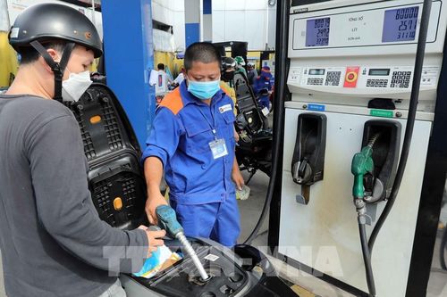 Xăng giảm tiếp, giá cả tiêu dùng vẫn 'cố thủ'
