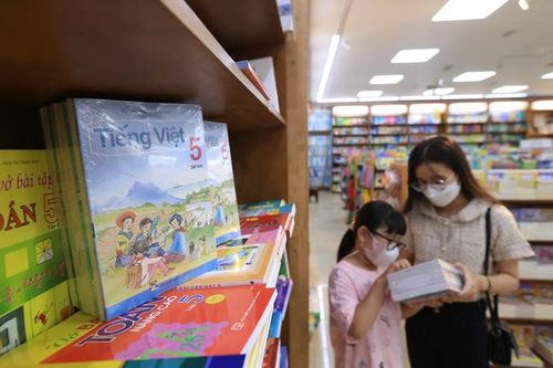 Cung ứng đủ sách giáo khoa trước thềm khai giảng, phụ huynh thoát cảnh chạy đôn chạy đáo