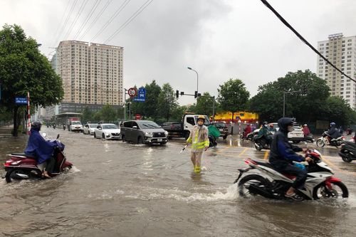 Cảnh sát giao thông Thủ đô dầm mưa lớn, phân luồng giao thông