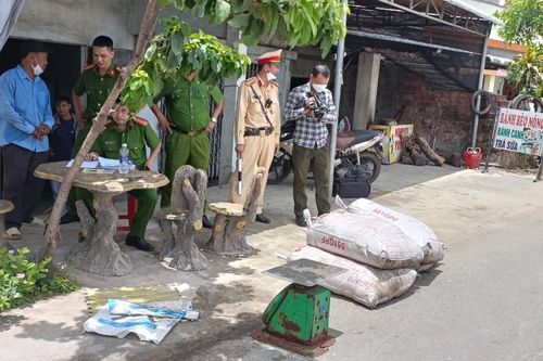 Quảng Nam: Phát hiện xe khách chở gần 400 kg mỡ động vật bốc mùi hôi thối