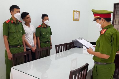 Xô xát ở quán nhậu, người đàn ông cắn cảnh sát