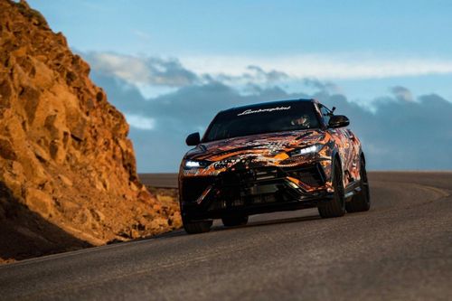 Vượt mặt Bentayga, Lamborghini Urus 2023 trở thành SUV nhanh nhất