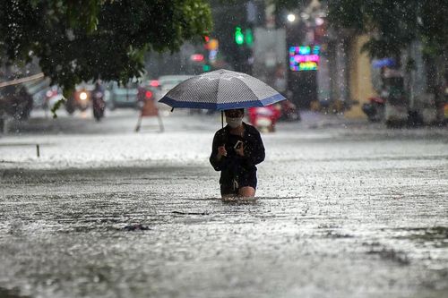 Biển nước mênh mông trên khắp phố phường Hà Nội