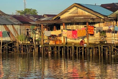 Ngôi làng vẫn dùng 'cầu tõm' ở Indonesia