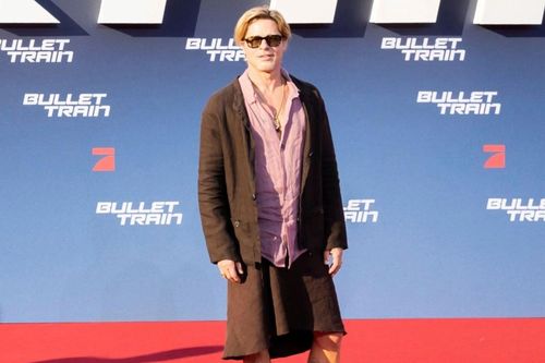 Phía sau chiếc váy của Brad Pitt
