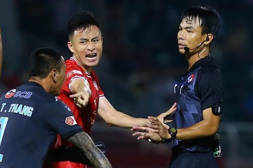 HLV Hữu Thắng: Cầu thủ Bình Định dùng tay chơi bóng