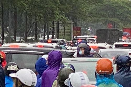 Hà Nội: Mưa lớn không ngớt, nhiều tuyến phố ngập sâu, giao thông ùn tắc