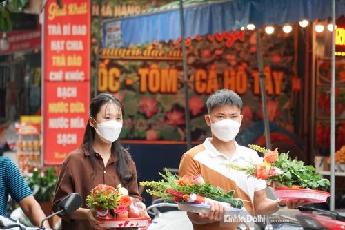 Người dân đội mưa đến Phủ Tây Hồ dịp Rằm tháng Bảy