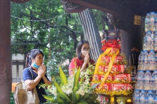 Đội mưa lên chùa cúng lễ Vu Lan