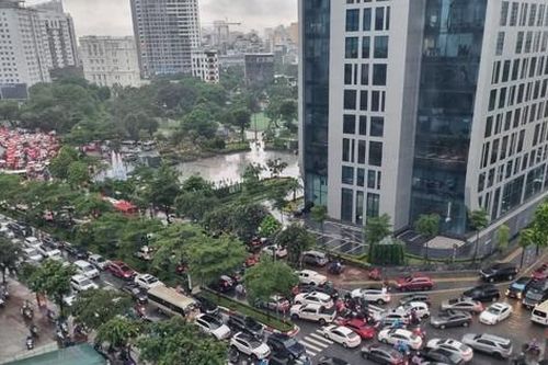 Mưa lớn khiến đoạn đường gần khu đất Đại sứ quán Mỹ kẹt cứng sáng nay 12/8